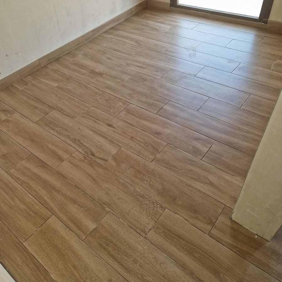 Reforma de cocina con suelo imitación madera en Valladolid