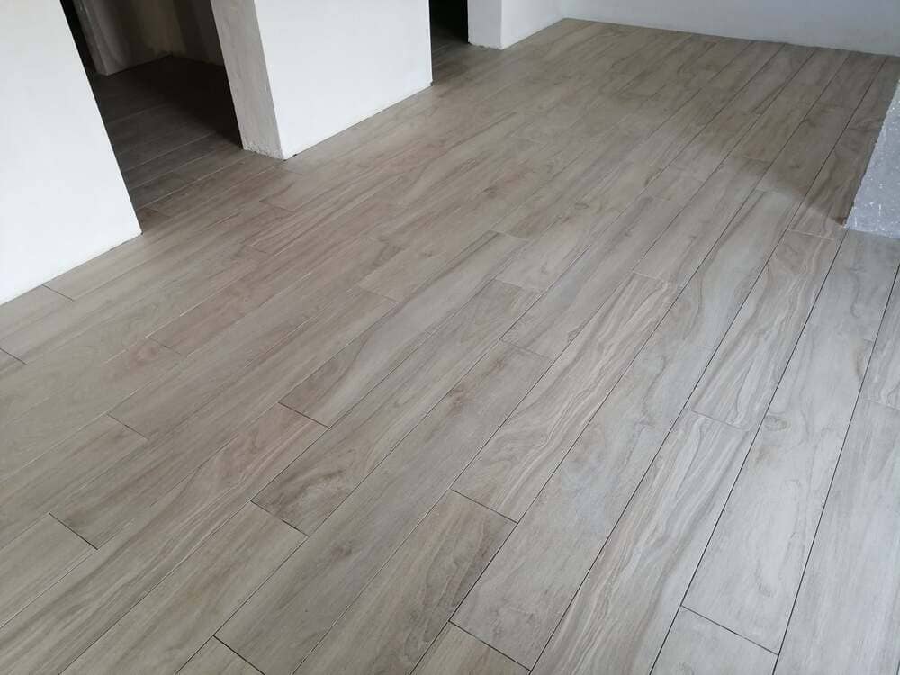 Cocina con suelo efecto madera en vivienda de Valladolid