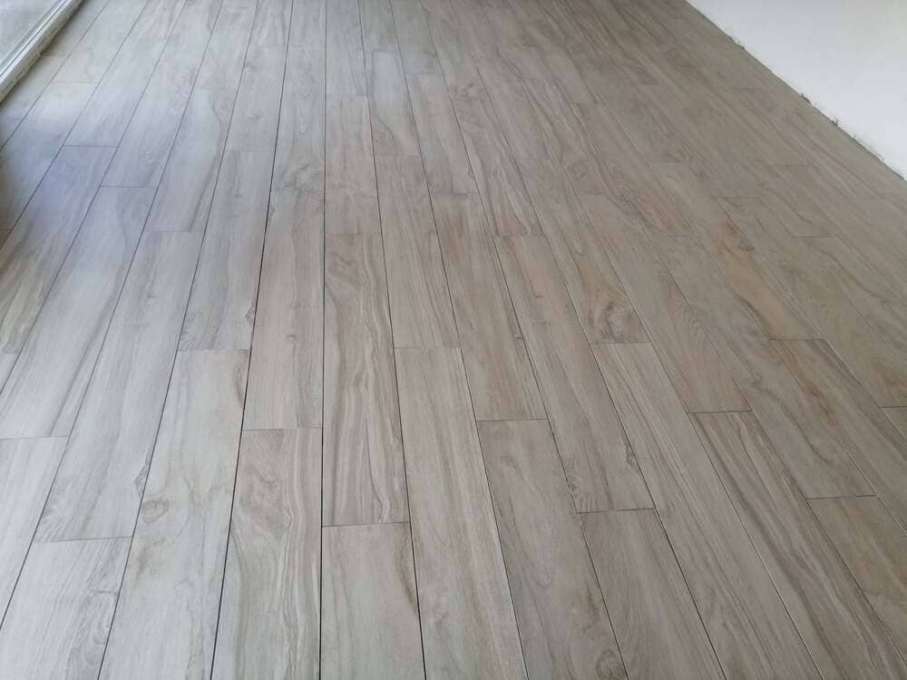Proyecto de cocina con suelo de imitación madera en Valladolid