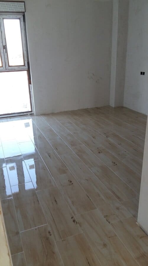 Reforma de cocina vallisoletana con suelo cerámico imitación madera