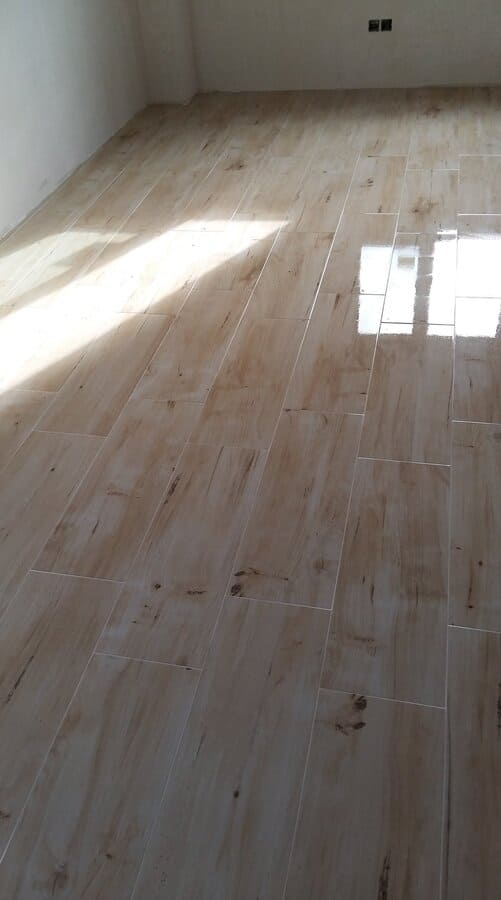 Cocina estilo moderno con suelo efecto madera en Valladolid
