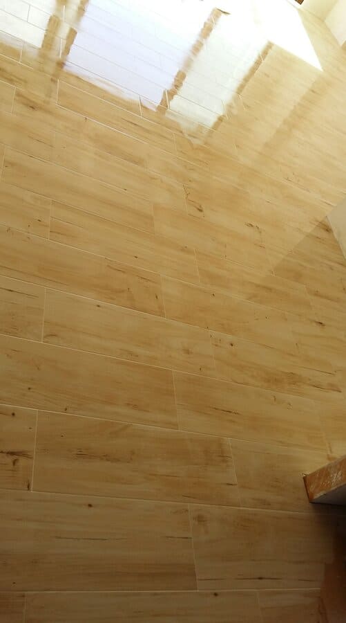 Cocina reformada con pavimento de madera cerámica en Valladolid