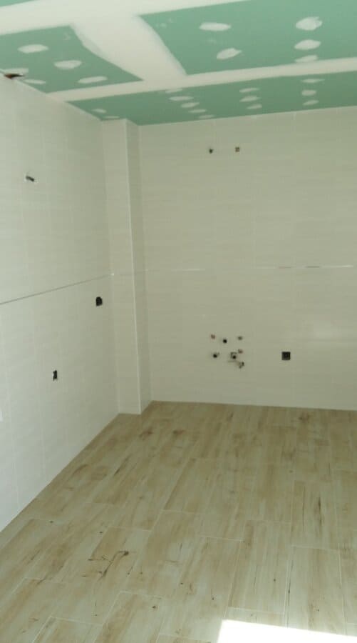 Reforma con suelo de madera sintética en cocina de Valladolid
