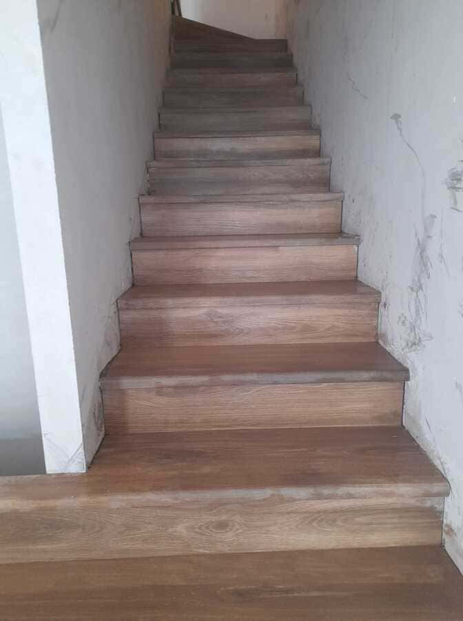 Cocina renovada con suelo de madera cerámica en Valladolid