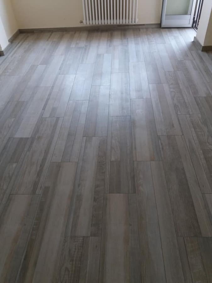 Cocina de diseño con suelo tipo madera en Valladolid