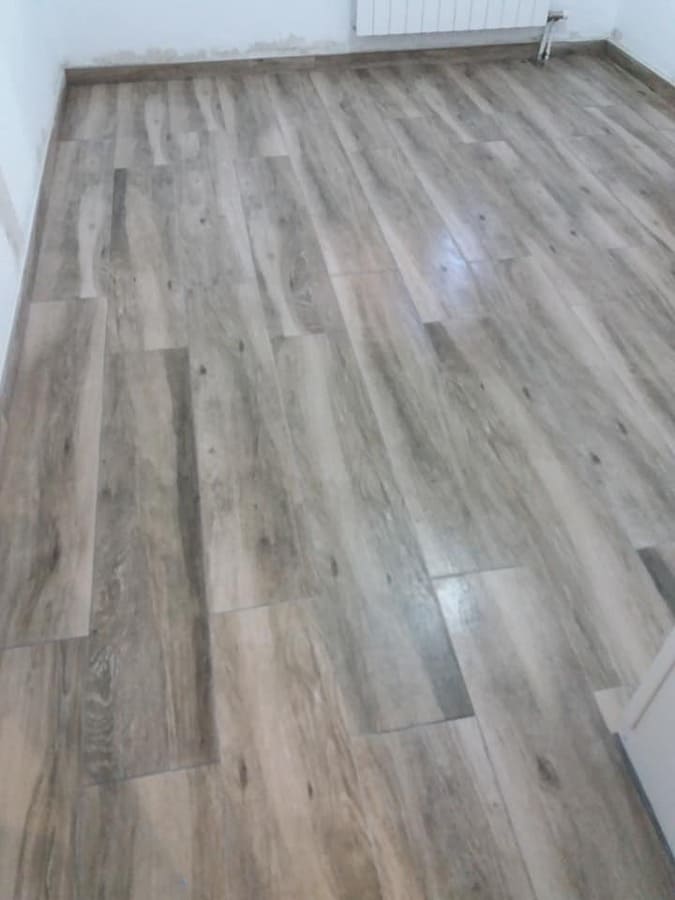 Reforma de cocina con suelo laminado efecto madera en Valladolid