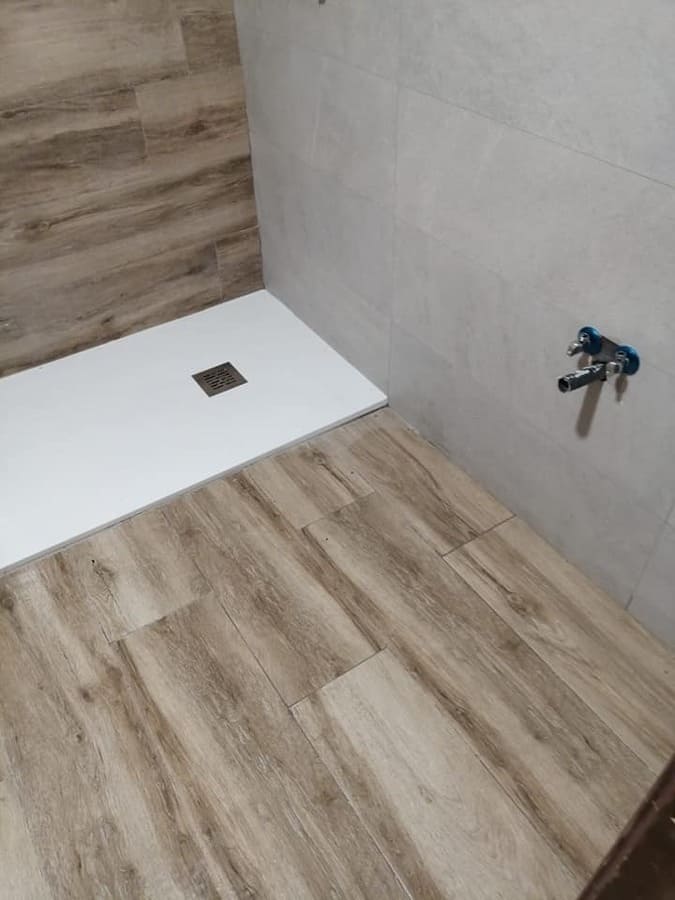 Suelo cerámico madera en cocina reformada en Valladolid