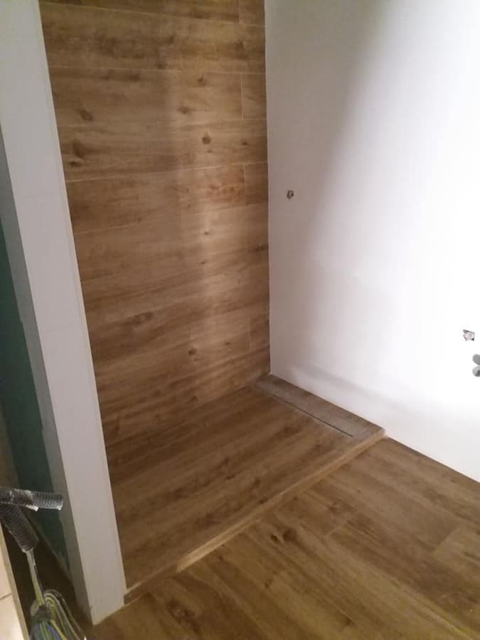 Reforma completa con suelo de madera cerámica en Valladolid