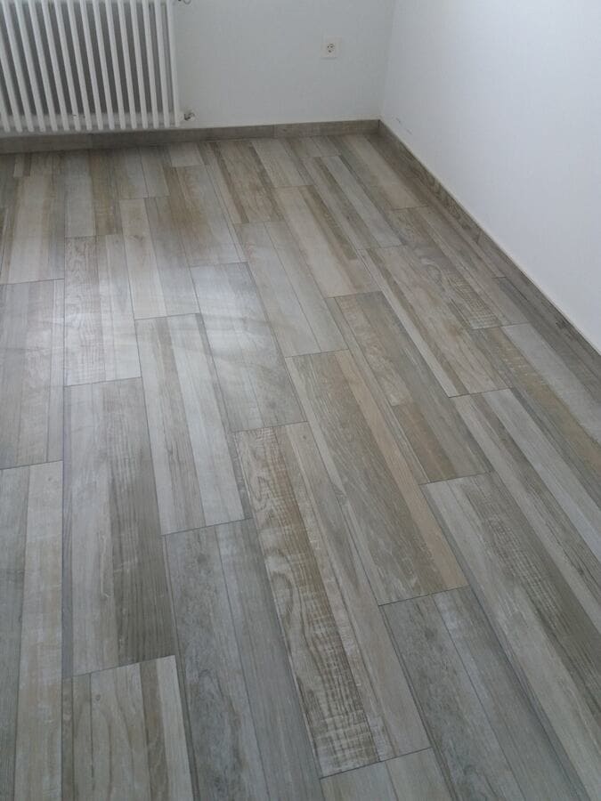 Cocina con pavimento efecto madera en Valladolid