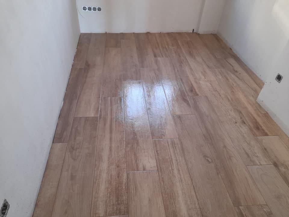 Proyecto de cocina moderna con suelo imitación madera en Valladolid