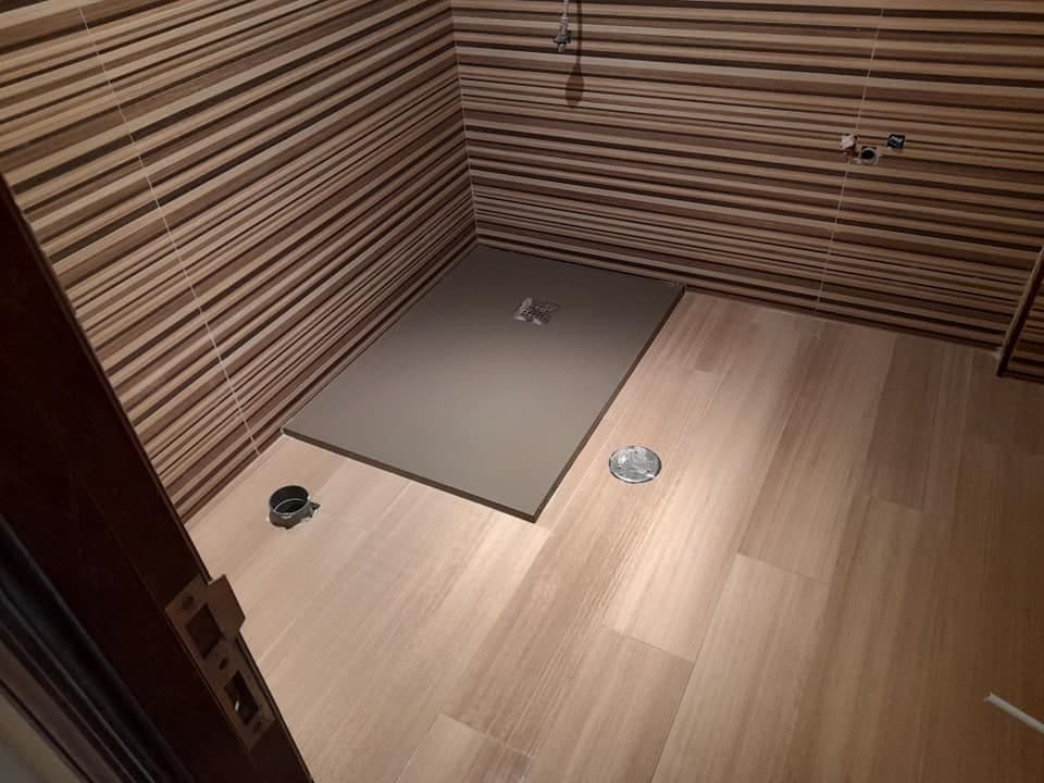 Instalación de suelo imitación madera en reforma de cocina en Valladolid