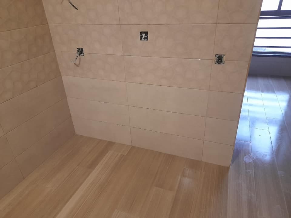 Suelo porcelánico imitación madera en cocina de Valladolid