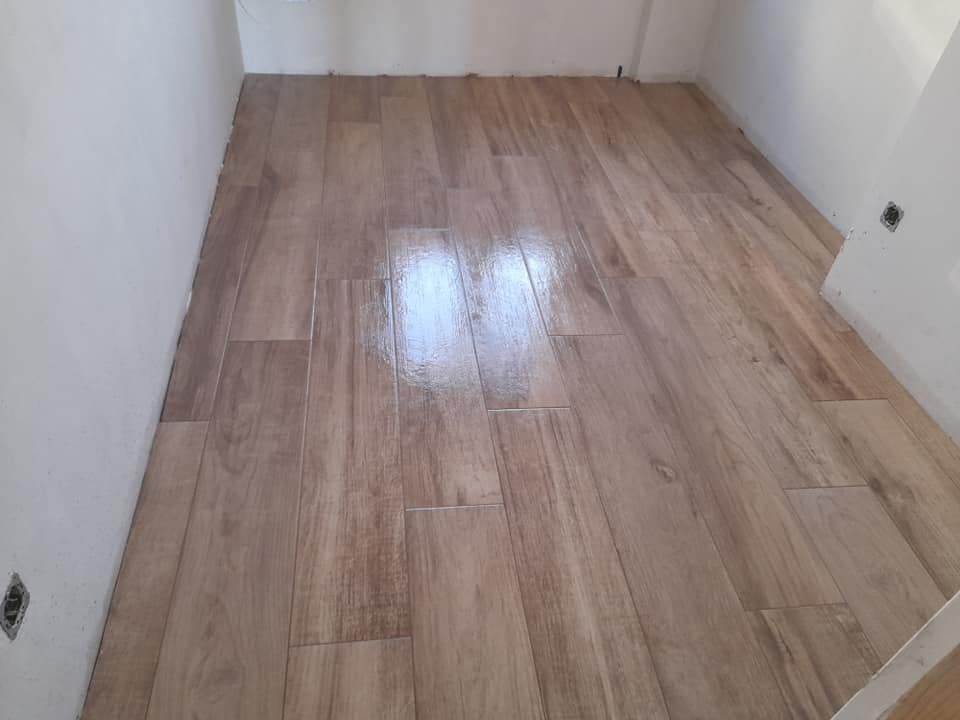 Cocina moderna con suelo de imitación madera en Valladolid