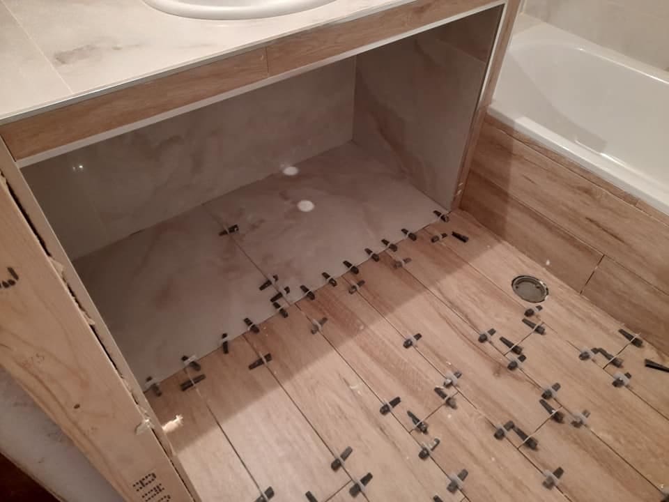 Reforma de cocina con suelo rústico madera en Valladolid