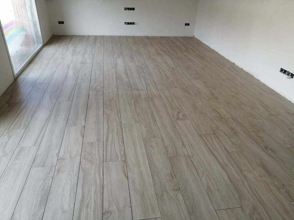 Renovación de suelo tipo madera en cocina de Valladolid
